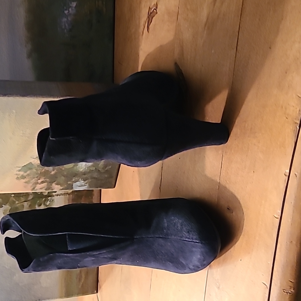 Blue suede shoes!  Navy blue Eric Michaels size 8 booty